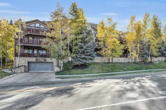 Charming Mountain Retreat with Hot Tub - Stylish Cozy Escape
