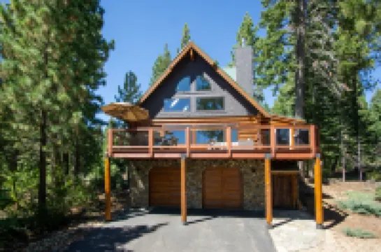 Stunning Lake View and Cozy Deck - Idyllic Mountain Retreat