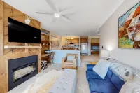 Ski-In/Out Condo with Electric Fireplace, Mountain Views, and Washer/Dryer Hotel di Cavendish