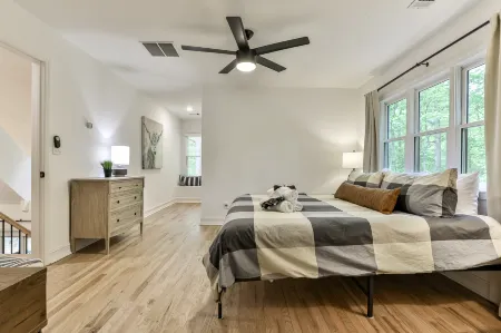 Luxurious Mountain Retreat with Expansive Deck and Cozy Fire Pit - Serene Escape