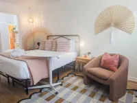 Cozy Studio with Private Balcony and Vintage Touches - Vibrant Charming Haven