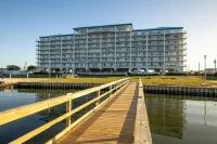 Waterfront condo with shared pool, gym & game room, close to everything