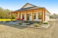 Modern cottage with covered deck, grill & fireplace - walk to beach/bars/dining
