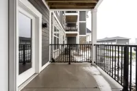 Spacious Retreat with Private Patio and Fast Wifi - Serene Sanctuary