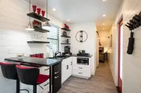 Rooftop Deck and Modern Amenities - Charming Tranquil Haven Hotels in Elm Mott