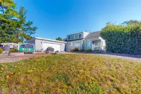Cozy ocean-view home with bikes, fireplace, yard games, easy walk to beaches Hotels near Standish-Hickey State Recreation Area