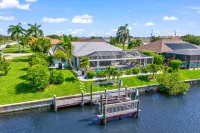 Solar Heated Salt Water Pool and BBQ Grill - Gorgeous Villa Oasis Hotel di Cape Coral