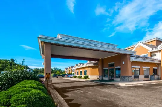 Comfort Inn & Suites Hotels in North East