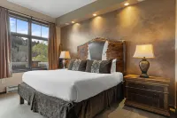 Expansive Decks and Stunning Views - Elegant Mountain Oasis Hoteles en Steamboat Springs