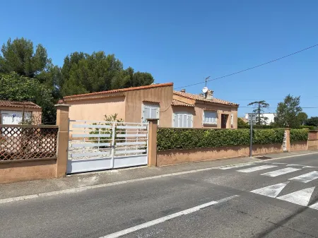 Villa Avec Terrasse et Jardin Отели в г. Сен-Митр-Ле-Рампар