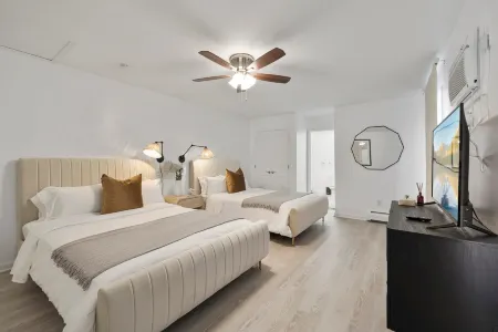 Spacious Backyard and Spa Area with Jacuzzi - Stunning Tranquil Retreat