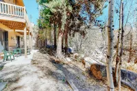 Riverfront condo with free wifi, fireplace, patio, & gas grill Hotels in Grand Lake