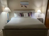 Large Balcony and Access to Pool and Hot Tub - Gorgeous Retreat فنادق في Marblehead