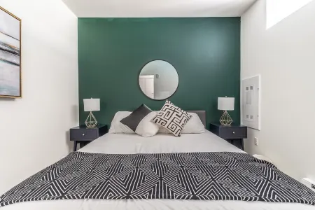 1BR | Lounge, Gym | Mercer Island | Sophari E Отели в г. Мерсер Айленд