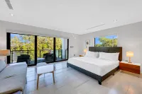 Waterfront Masterpiece Villa / Grand Heated Pool / Seabreeze Key