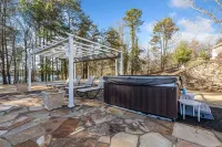 Massive Lakefront Mansion, 9Br/6BA 16 Beds, Private Pool & Dock, 9200Sqft+