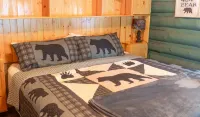Two Bedroom Cabin with Hot Tub and Fireplace.