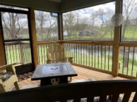 Wood Haven on the River- cozy cottage on the Hiawassee River in Hayesville NC