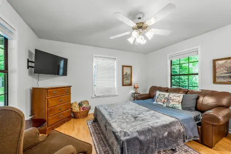 Charming Cottage with Fire Pit and Scenic Views - Tranquil Farm Escape