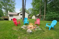 Charming Retreat with Hot Tub and Game Room - Cozy and Inviting Escape فنادق في Long Lake Township
