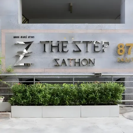 Collection O The Step Sathorn Отели рядом с достопримечательностью «Станция метро Surasak»