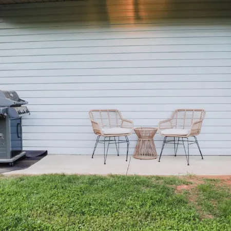 3 Bed. Downtown Designer Den w/ WiFi & AC in Amazing Greer NEAR AIRPORT