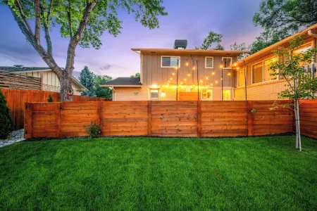 Retro Guest Suite with private Hot Tub 10 min to Red Rocks, Denver, and Golden. Отели рядом с достопримечательностью «Green Mountain»