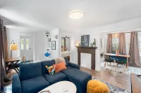 Charming 2-bedroom apartment near Providence Hotels in West Warwick