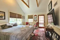 The Buck School Inn Hotels near Templin Woods Preserve