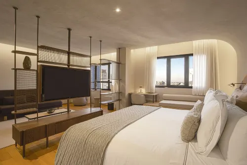 Qoya Hotel Curitiba, Curio Collection by Hilton