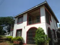 Robert's Village Inn فنادق في 