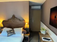 Prehistoric Lodge Hotels in Vallon-Pont-d'Arc