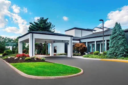 Courtyard Newark Liberty International Airport Отели рядом с достопримечательностью «New Jersey Performing Arts Center»