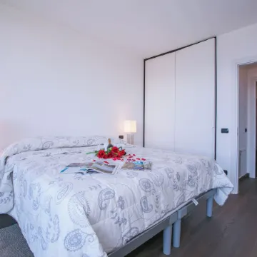 Penthouse-LakeView-AC-Private Garden