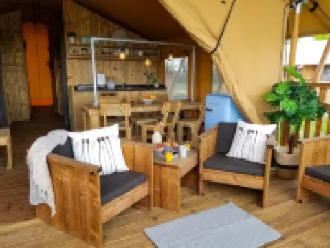 露營地 - 配有廚房和浴室的聯合帳篷，位於池塘附近