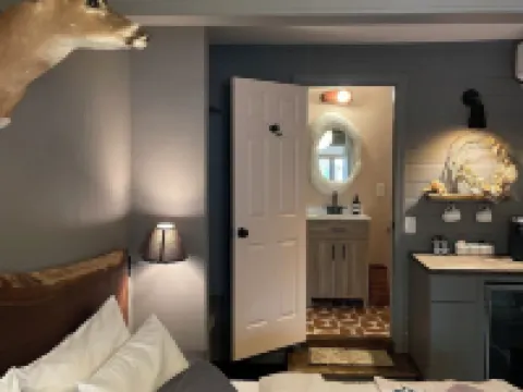 Outpost Inn Hotels in Highlands