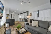 Lucinda Luxury RV with Hot Tub Hotel di County Gillespie