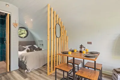 Cwtch Hotels near Heatherton World of Activities