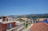 俯瞰阿爾戈斯托利灣的豪華海景套房