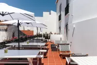 Heaven Inn Suites & Terrace فنادق في Horta das Figueiras