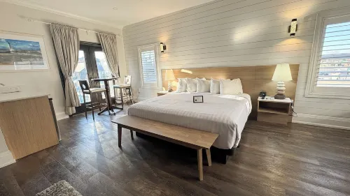 Colonial Hotel & Suites Hotels in Grand Bend