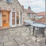 Host & Stay - Sleepers @ No.8 Hotels in Pickering