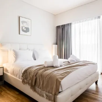 Spacious and sunlit seaside flat