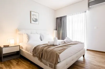 寬敞陽光海邊公寓 阿里摩斯碼頭附近的飯店