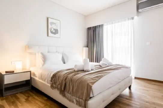 Spacious and sunlit seaside flat