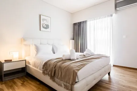 Spacious and sunlit seaside flat