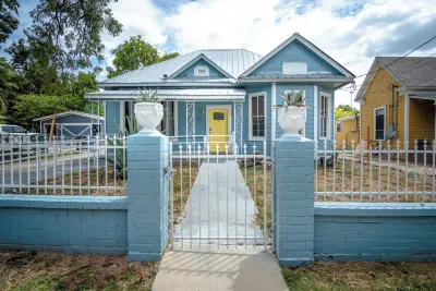 Remodeled Historic 2Br 1BA House Near Downtown Hotel in zona Basilica of the National Shrine of the Little Flower