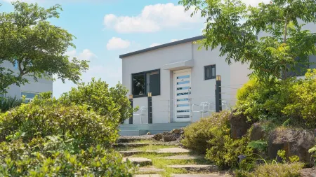 Jeju Joyhouse Отели рядом с достопримечательностью «Shinhwa Theme Park»