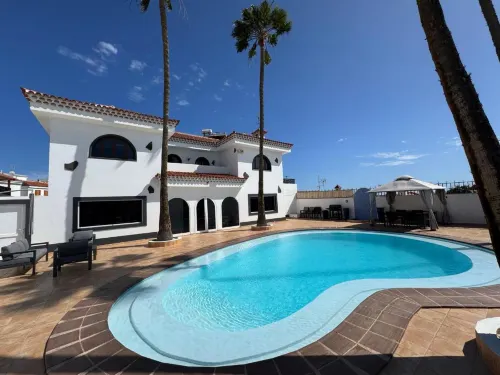 Large Villa with Huge Private Pool & Gym