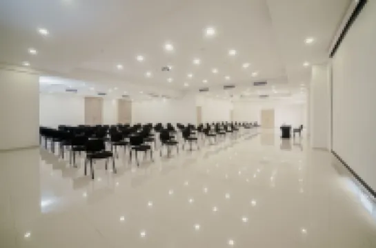 多拉多廣場上普拉多酒店